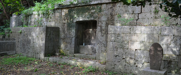摩文仁家の墓1