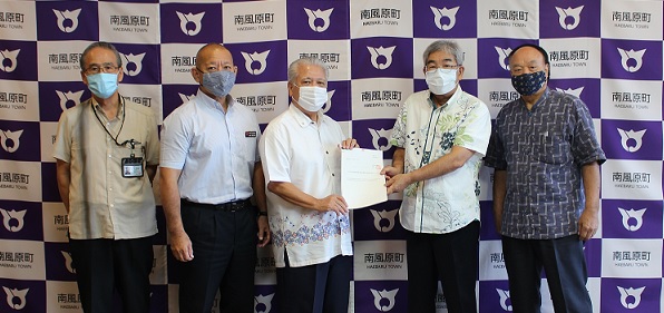 町長に決算審査意見書を提出する 稲福清 代表監査委員と 宮城清政 議選監査委員の画像