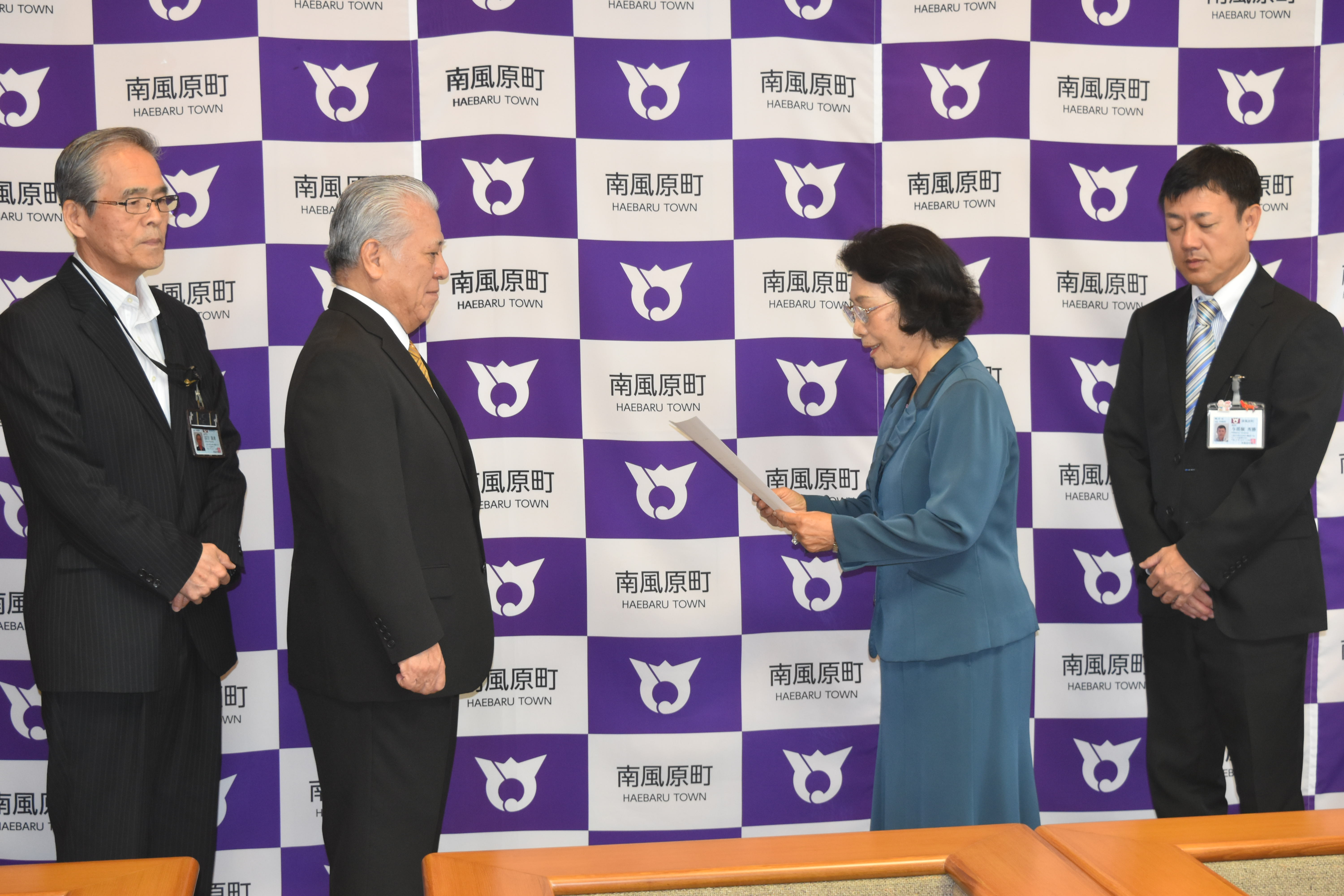 南風原町行政改革推進委員会からの答申の様子の画像1