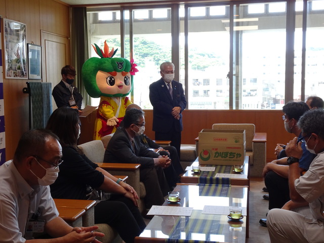 かぼちゃの提供報告の表敬訪問に参加したルンの画像2
