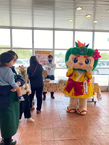 くがに市場の町特産品フェアに行ったルンの画像2