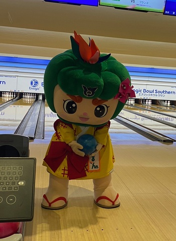 南風原町体協ボウリング大会の始球式に行ったルンの画像2