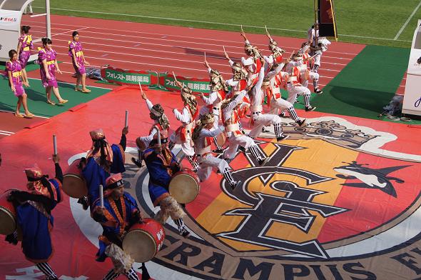 新川青年会のエイサー演舞の画像