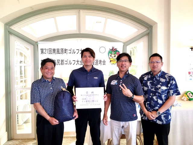 ゴルフ　団体2位与那覇