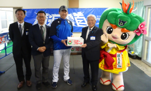 DeNA監督へスターフルーツ贈呈