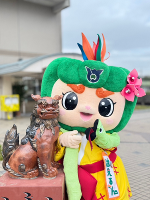 ヘビを腕につけたはえるん