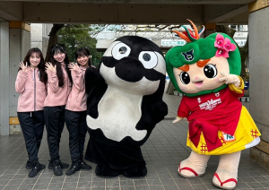 チアグランパスとグランパスくんとはえるんの記念写真
