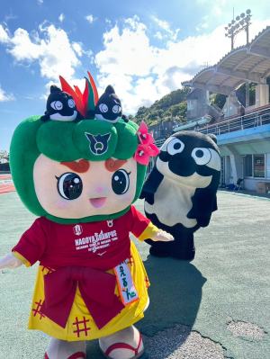 グランパスくんの前でミニグランパス人形と遊ぶはえるん