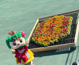 名古屋グランパスのお花のエンブレムとハイチーズ
