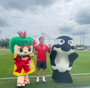 新加入した沖縄出身の徳元選手とシーサーポーズ