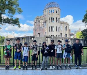 こども平和学習の様子（広島原爆ドーム前）