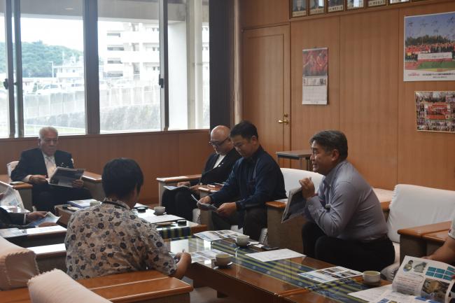 締結内容の説明を受ける町長