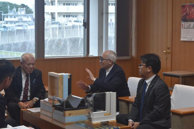 締結内容の説明を受ける町長