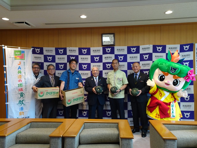 かぼちゃの提供報告の表敬訪問に参加したルンの画像1