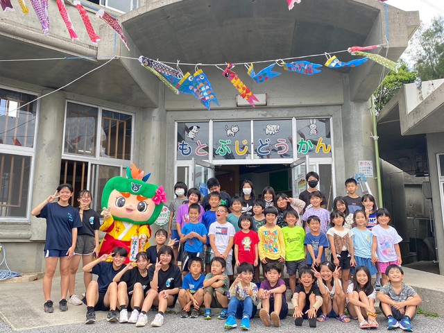 本部児童館のこいのぼり掲揚式に参加したルンの画像1