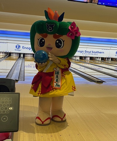 南風原町体協ボウリング大会の始球式に行ったルンの画像1