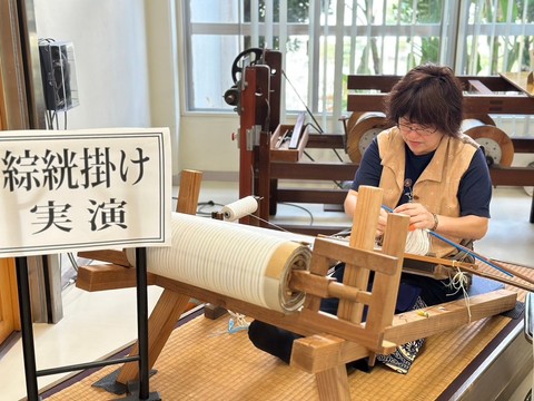 綜絖掛け実演の様子の画像