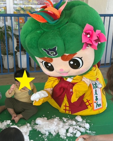 はえるん、初めての雪触ってみたルンの画像1