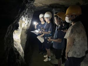 平和実行委員会の生徒たちによる20号壕案内の様子