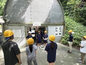 平和実行委員会の生徒たちによる20号壕案内の様子(2)